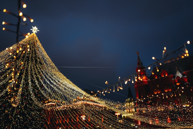 Festliche funkelnde Girlanden und Goldschmuck mit Weihnachtsbaum als Symbol für ein frohes neues Jahr