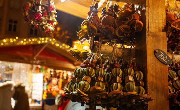 Festliche getrocknete Fruchtbehänge an einem Stand auf einem Weihnachtsmarkt Weihnachtsmarkt in Europa