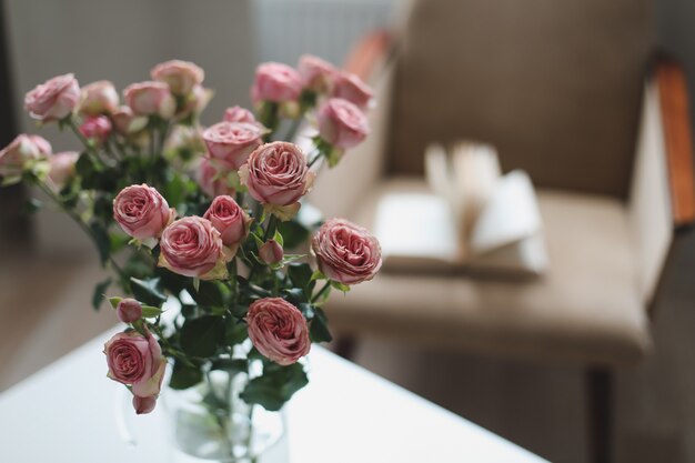 Festliche Innendekoration mit Blumen in einer Vase