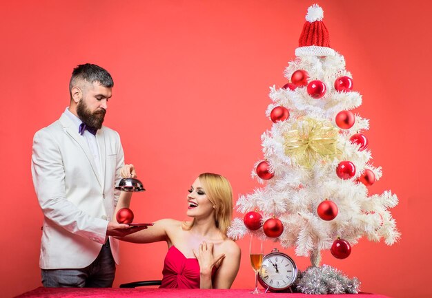 Festliche jahreszeit weihnachtsstimmung romantisches abendessen im restaurant weihnachtsbaum frohe familie weihnachten oder