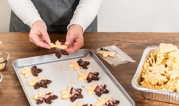 Festliche Keksverpackung mit weihnachtlichen Schokoladen-Leckereien