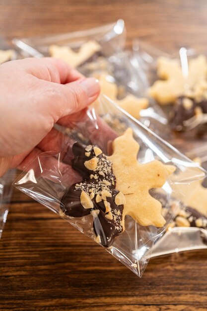 Festliche Keksverpackung mit weihnachtlichen Schokoladen-Leckereien