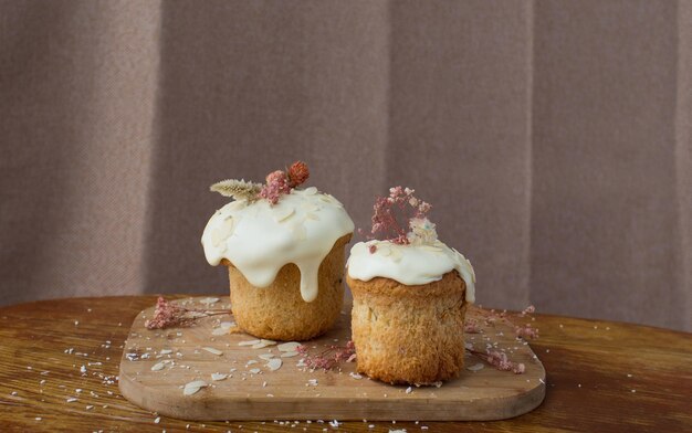 Festliche Kuchen mit weißem Zuckerguss. Vorbereitungen für Ostern