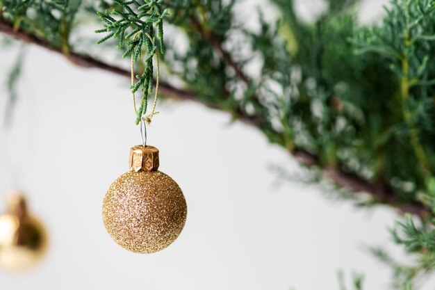 Festliche Kugeln am Weihnachtsbaum