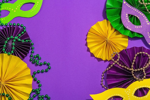 Festliche Mardi Gras Maskerade lila Hintergrund Faschingsdienstag Karnevalsmasken Perlen traditionelles Dekor