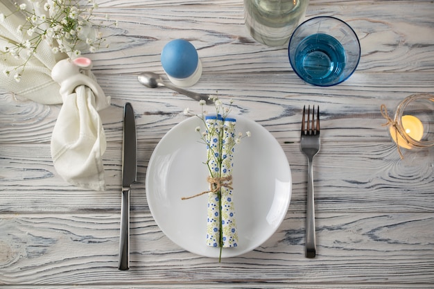 Festliche Osterfeiertagstabelle auf weißem Holztisch mit Osterdekorationen