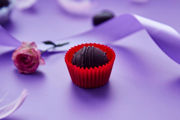 Festliche Schokoladensüßigkeit Trendige rosa Federn rosa Rose und lila Band Sehr peri pantone Farbmuster