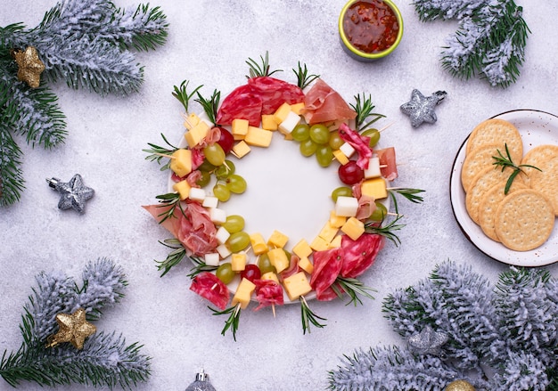 Festliche Snacks und Vorspeisen Teller in Form von Weihnachtskranz