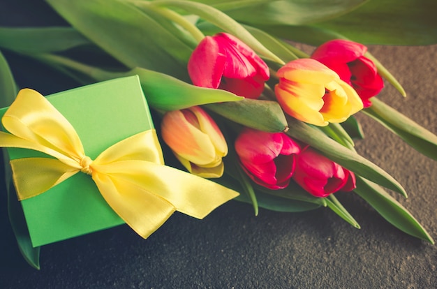 Festliche Tischdekoration mit Tulpen zum Geburtstag, Muttertag oder für einen anderen Feiertag.