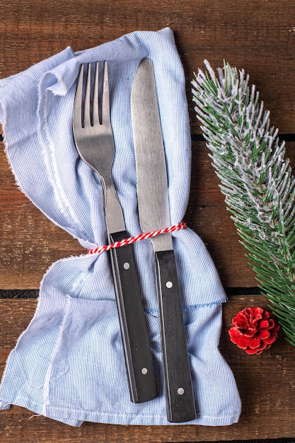 Festliche Tischdekoration Weihnachtsbesteck Gabel Messer Neujahrsessen auf dem Tisch kopieren Raum Essen