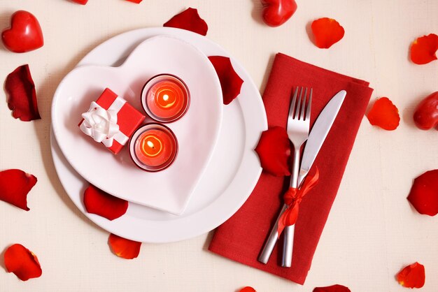 Festliche Tischdekoration zum Valentinstag auf hellem Hintergrund