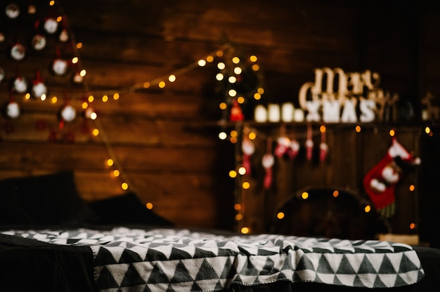 Festliche Weihnachtsdekoration im Zimmer. Sofa, Kamin, Sterne und Lichter.