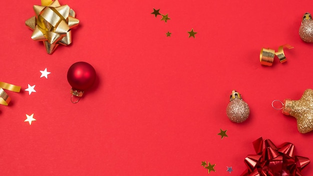 Festliche Weihnachtskomposition auf rotem Hintergrund Winter- oder Neujahrskonzept