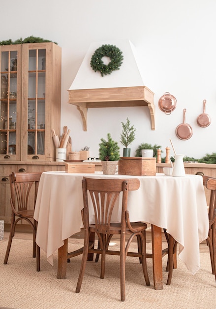 Festliche Weihnachtsmoderne Küche mit großem Baum