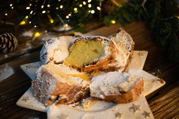 Festliche Weihnachtsplätzchen auf Holztisch