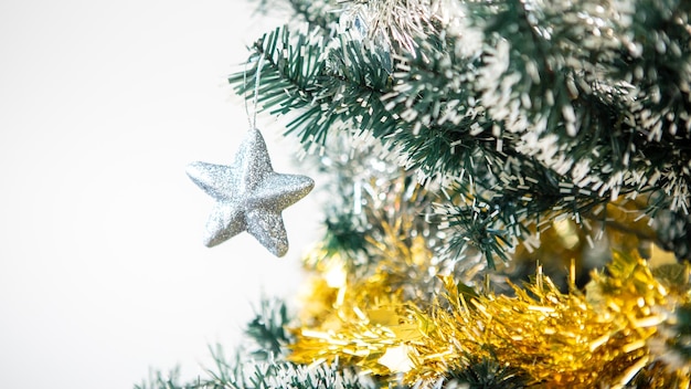 Festliche Weihnachtssterne an der Grenze mit Platz für Design. Schöner grüner Tannenbaumzweigdekor mit Weihnachtskugeldekoration auf weißer Fahne. Winter-Noel-Konzept. Rahmen anzeigen Hintergrund des neuen Jahres.