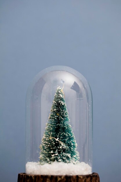 Festliche Weihnachtsszene Weihnachtsbaum in einer Glas-Schneekugel