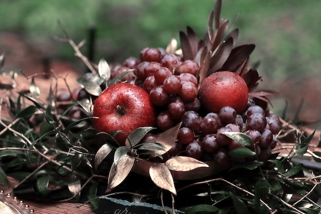 Festliche Zusammensetzung der Frucht auf dem Hintergrund des Grases.