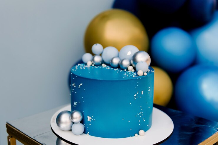Festlicher blauer Kuchen mit Ballondesign