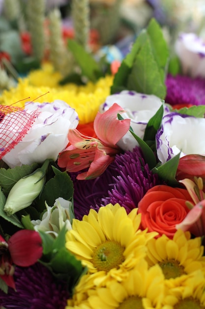 Festlicher Blumenstrauß aus verschiedenen Blumen Hintergrund