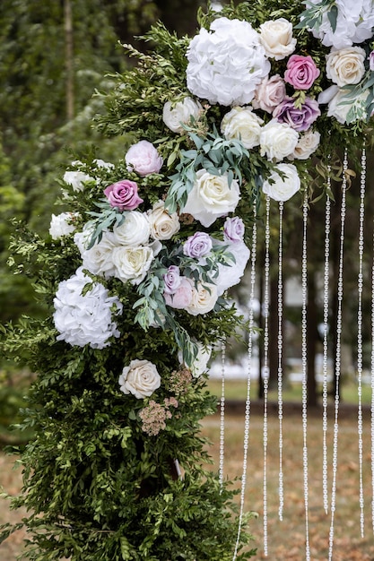 Festlicher Bogen für die Zeremonie der Bemalung des Brautpaares am Hochzeitstag Hochzeitsdeko mit frischen Blumen