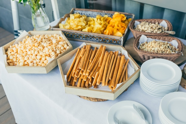 Festlicher Buffettisch mit verschiedenen Snacks aus Fisch und Fleisch