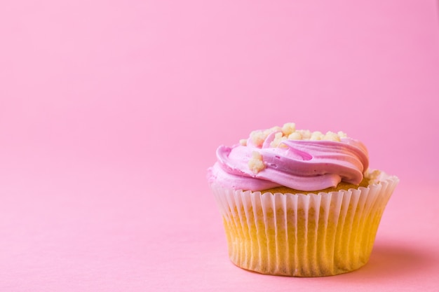 Festlicher Cupcake mit Früchten auf einem Rosa