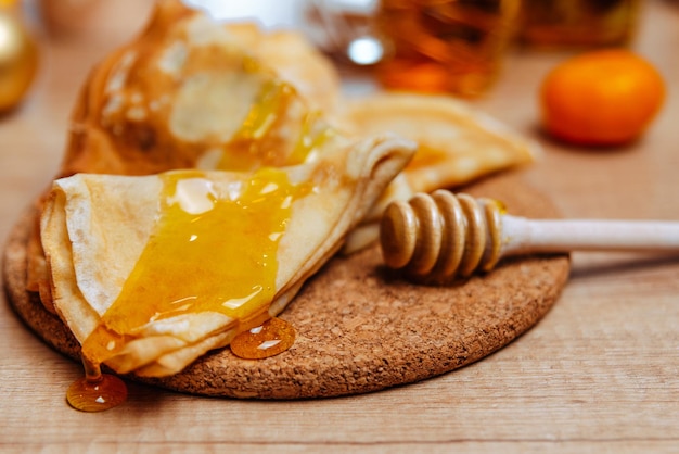 festlicher desserttisch hausgemachte kuchen, pfannkuchen mit honig, honig auf pfannkuchen gießen