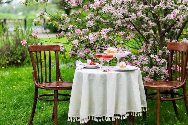 Festlicher Frühlingsromantisch mit Dessert im Blütengarten