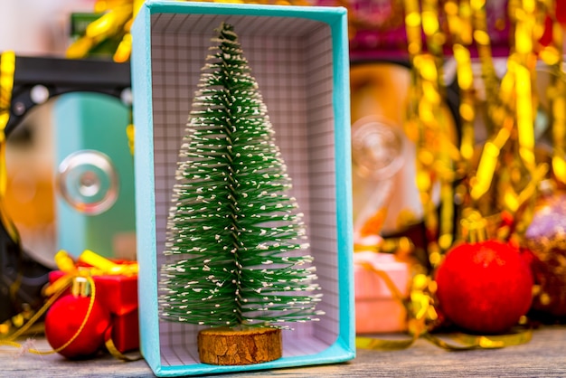 Festlicher grüner Weihnachtsbaum. Hintergrund für eine Grußkarte.