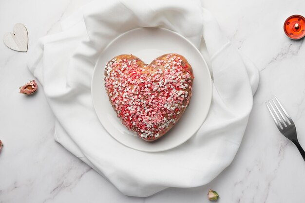 Festlicher herzförmiger Kuchen auf Platte