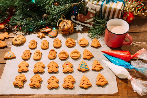 Foto festlicher hintergrund der weihnachtsbäckerei. kulinarische kunst mit hausgemachten lebkuchenplätzchen.