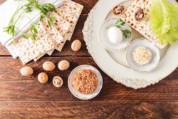 Festlicher Hintergrund für den jüdischen Pessach-Feiertag mit traditionellen Speisen und Symbolen Das Konzept des Pessach-Feiertags Draufsicht