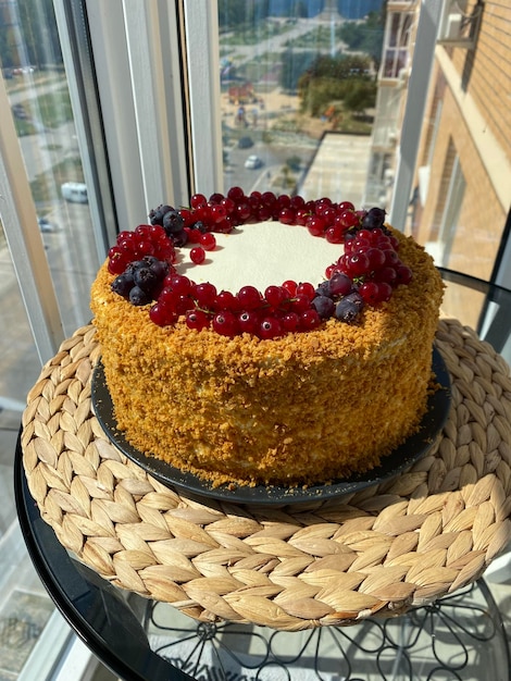 Festlicher Honigkuchen, verziert mit lebenden Beeren und Krümeln