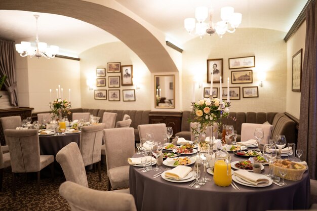 Festlicher Innentisch mit Kerzen in einem gemütlichen Restaurant