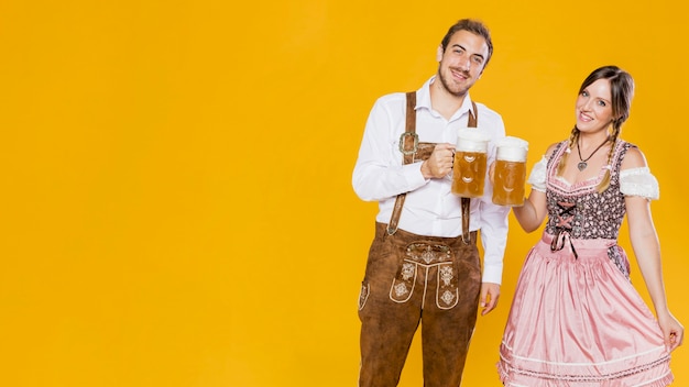 Foto festlicher mann und frau mit den bierkrügen