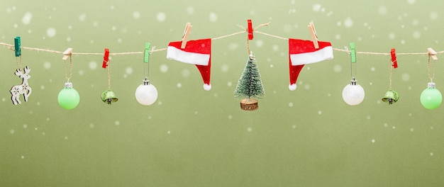 Foto festlicher neujahrshintergrund. traditionelle symbole, die am faden hängen, tannenbaum-weihnachtskugeln