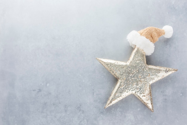 Festlicher Pastellhintergrund. Weihnachtssterne und leuchtender Glitzer, Konfetti auf pastellfarbenem Hintergrund. Weihnachtshintergrund, flache Lage.