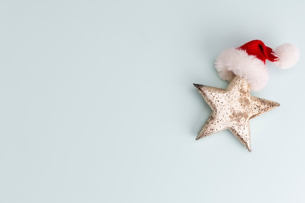 Festlicher Pastellhintergrund. Weihnachtssterne und leuchtender Glitzer, Konfetti auf pastellfarbenem Hintergrund. Weihnachtshintergrund, flache Lage.