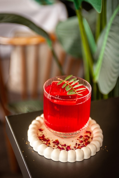 Festlicher rosa Cocktail mit Champagner oder Prosecco mit Eis auf dem Tisch im Restaurant