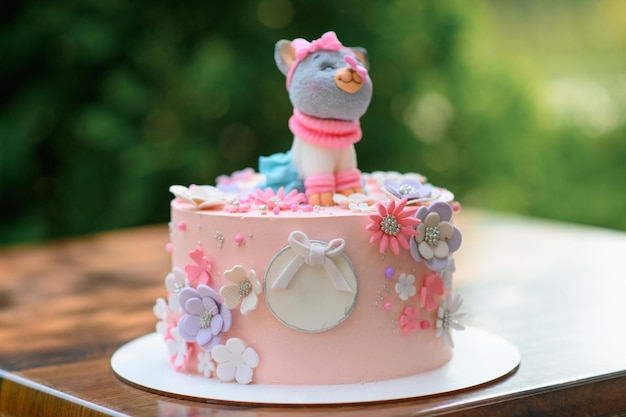 Festlicher rosa Kuchen mit einer Katze an der Spitze