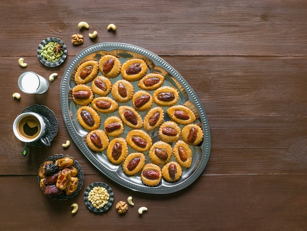 Festlicher süßer Ramadan Tisch mit hausgemachten Dattelplätzchen auf einem braunen Holztisch