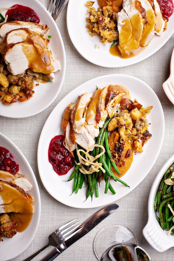 Foto festlicher thanksgiving-tisch mit teller mit essen