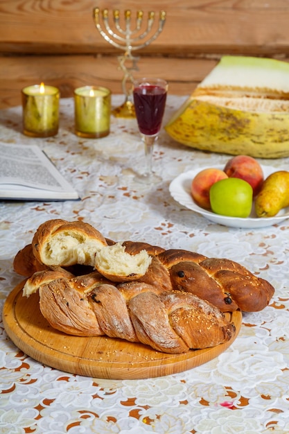 Festlicher Tisch für Schabbat mit Challah-Wein und Kerzen