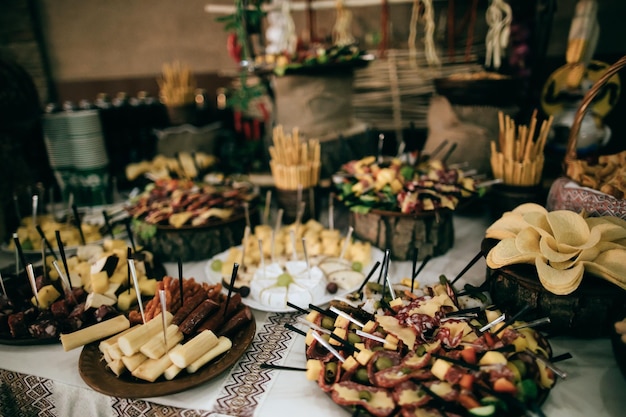 Festlicher Tisch mit hellem, traditionellem Snack-Catering-Service