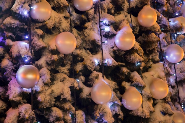 Festlicher Weihnachtsbaum mit Dekorationen und Spielzeug