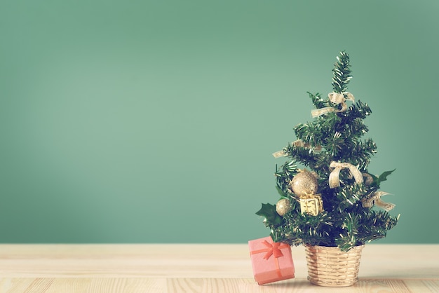 Foto festlicher weihnachtsbaum steht auf lichtbrettern.