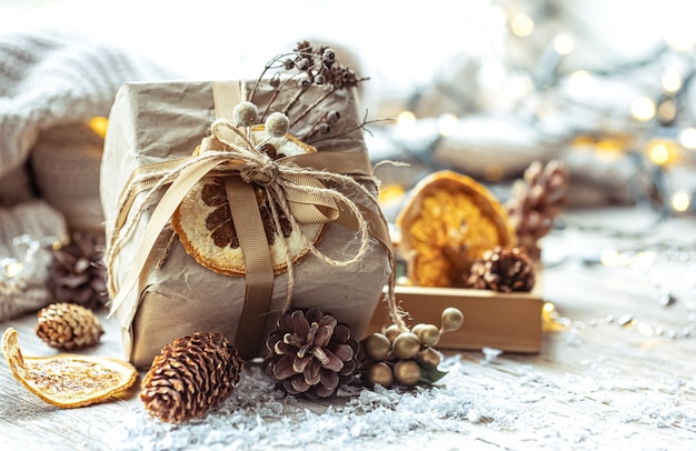 Festlicher Weihnachtshintergrund mit Geschenkbox auf unscharfem Hintergrund mit Bokeh.