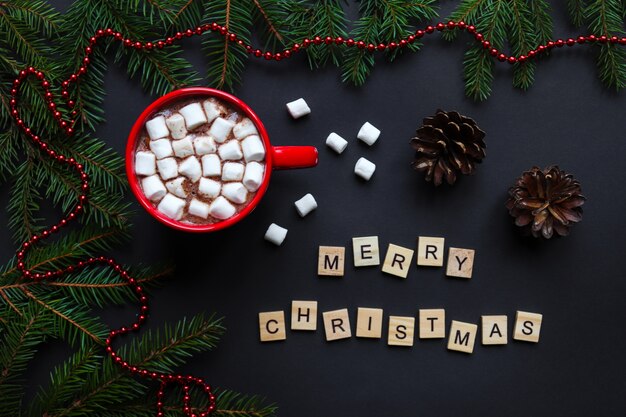 Festlicher Weihnachtshintergrund mit Glückwünschen "Frohe Weihnachten"