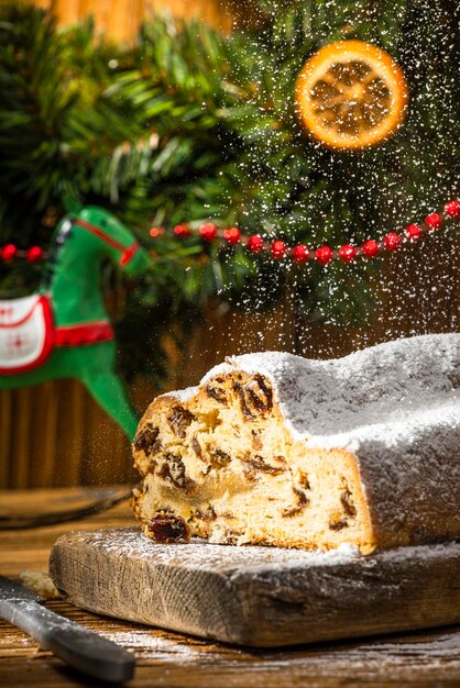 Festlicher Weihnachtskuchen Stollen auf Holztisch Xmas Homemeda Sweet Food